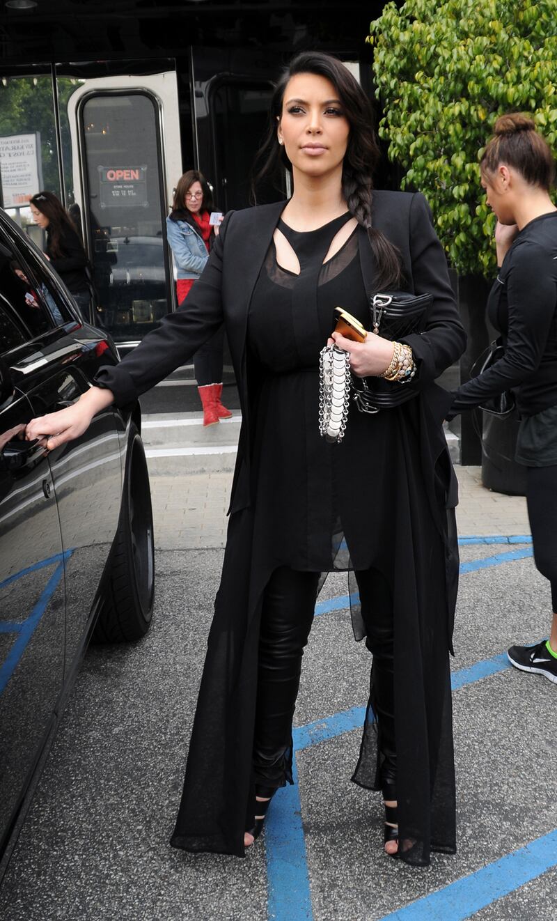 galleries/2013/02/22/best-worst-dressed-photos/130221-kim-kardashian_f9msfh