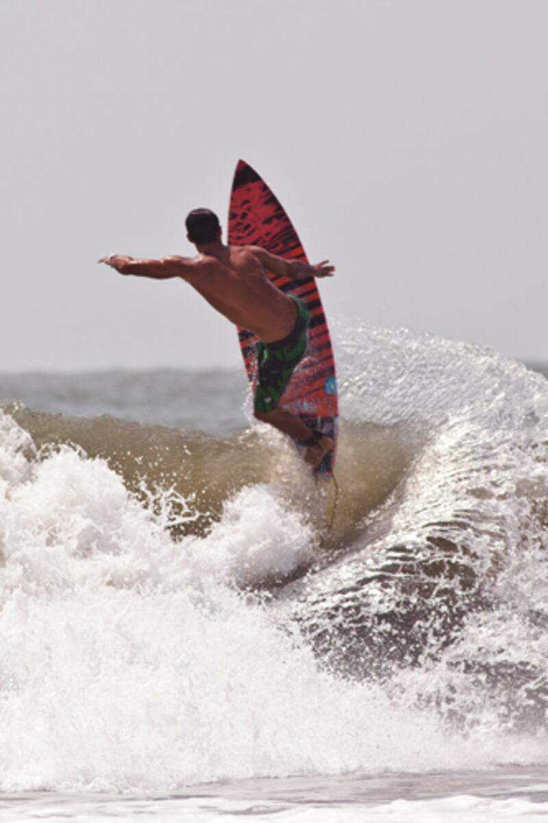 galleries/2011/08/27/hurricane-irene-surfing-photos/hurricane-irene-surfing-photos-three_hskure