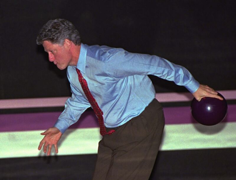 galleries/2010/02/16/politicians-bowling/politicians-bowling---bill-clinton_xkwoke
