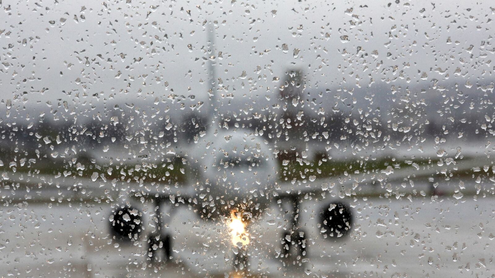 cheats/2016/03/03/flight-crew-set-plane-bathroom-on-fire/160303-cheat-AA_wgupzs