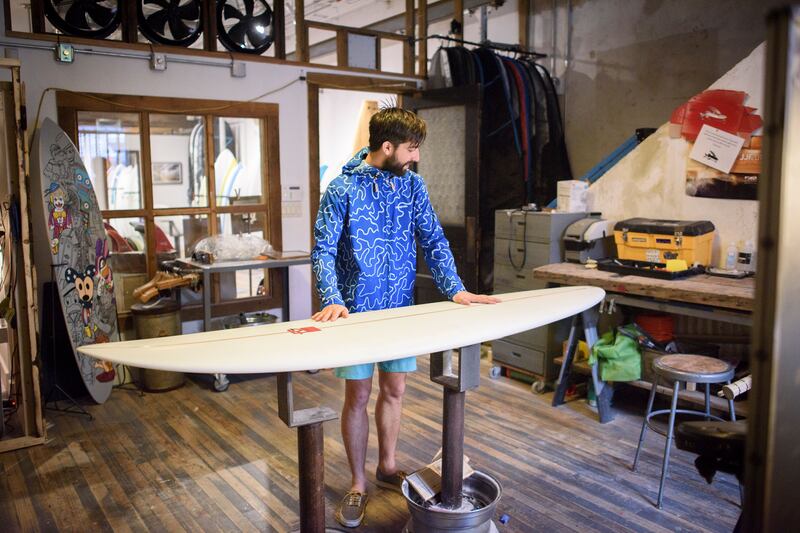 articles/2016/07/29/surfing-legend-kelly-slater-s-new-outerknown-takes-beach-wear-to-a-new-level/160728-brown-surf-style3-embed_q1dncf