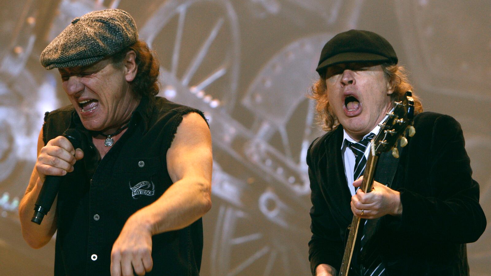 cheats/2015/06/30/ac-dc-finally-joins-streaming-services/140415-ACDC-cheat_mqctea