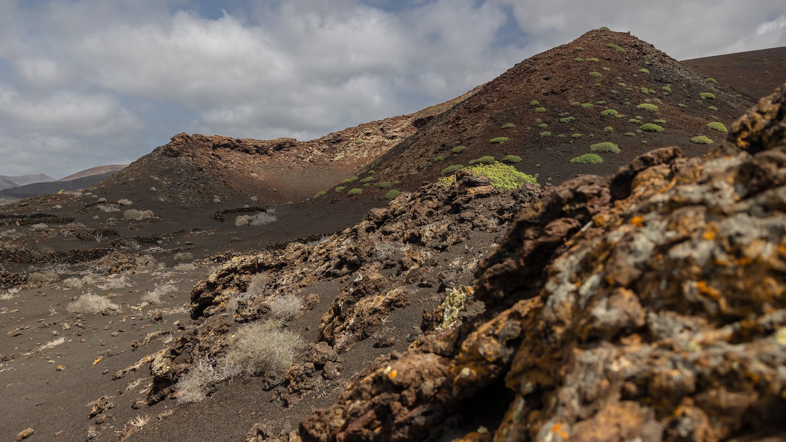 EL GOLFO, SPAIN - APRIL 23: A general view of a volcanic crater on April 23, 2025 in El Golfo, Spain. Lanzarote, a Spanish Canary Island and a designated UNESCO Biosphere Reserve, lies off the coast of West Africa, famous for its unique volcanic landscapes, stunning beaches, and a year-round warm climate that draws tourists to its natural beauty and rich cultural identity. (Photo by Emanuele Cremaschi/Getty Images)