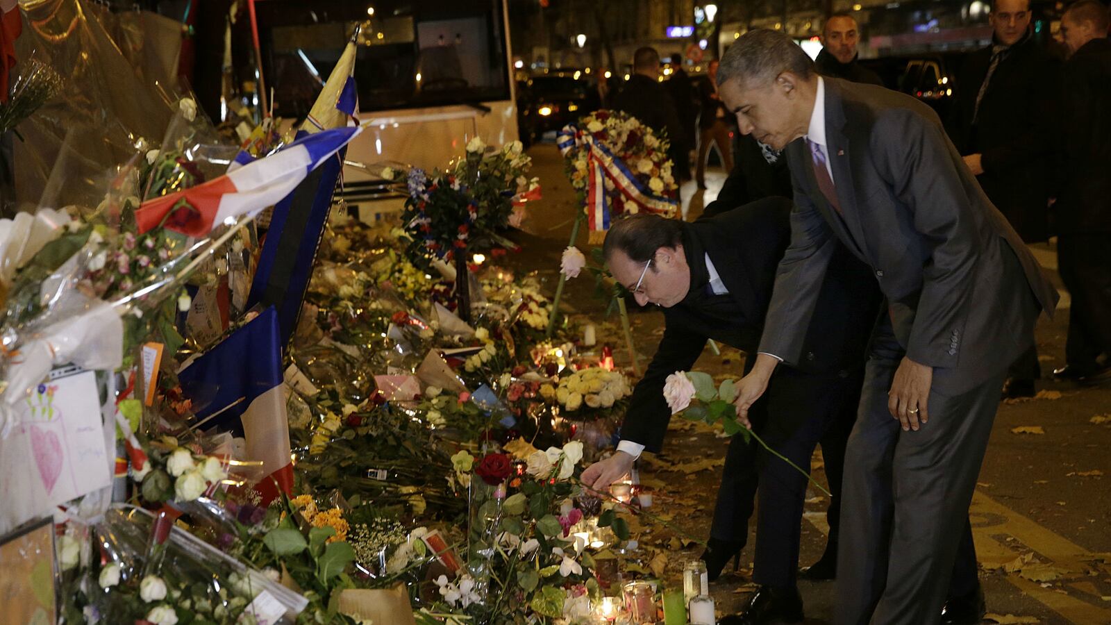 cheats/2015/11/29/obama-honors-paris-victims-at-bataclan/151129-obama-visits-bataclan-cheat_qgw3hs