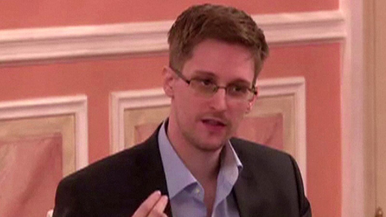 cheats/2014/02/18/glasgow-students-elect-snowden/140218-snowden-rector-cheat_y2spsc