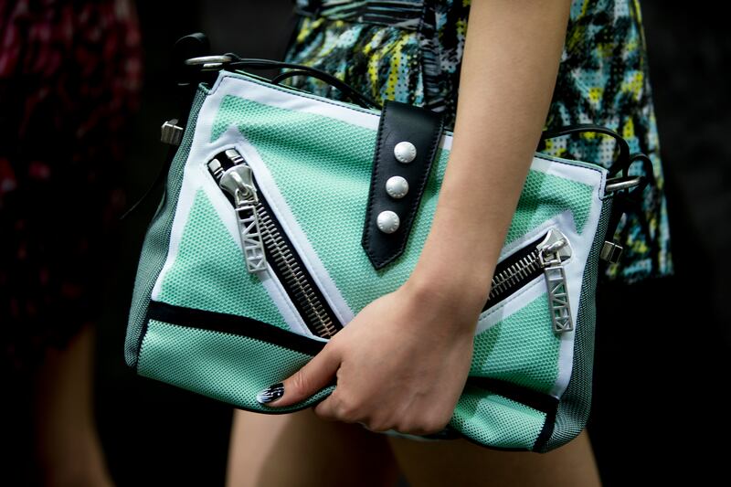 galleries/2013/10/03/best-of-backstage-at-paris-spring-summer-2014-photos/131002-paris-fashion7_cyn7ql