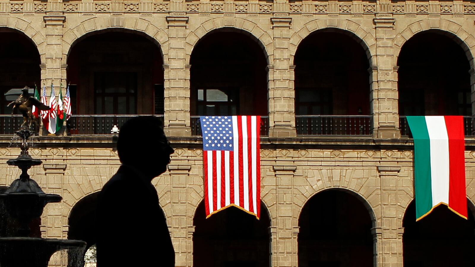 articles/2014/05/21/oh-mexico-u-s-pols-head-south-en-masse/140520-mexico-pols-lara-tease_fvstzz