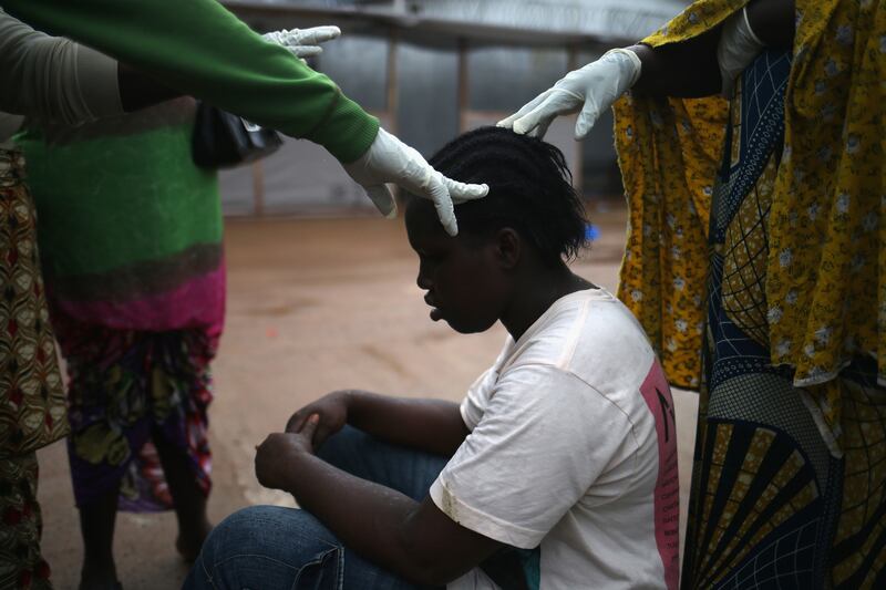 galleries/2014/10/23/portrait-of-an-epidemic-the-front-lines-of-ebola/141022-john-moore-ebola-06_azkbxu