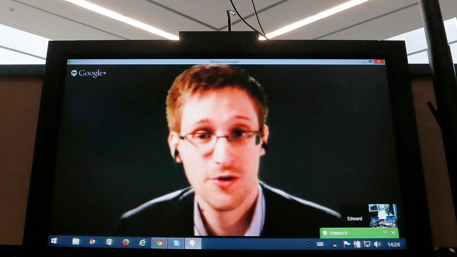 cheats/2014/04/18/snowden-rips-critics-of-putin-call/140418-snowden-cheat_waaea2