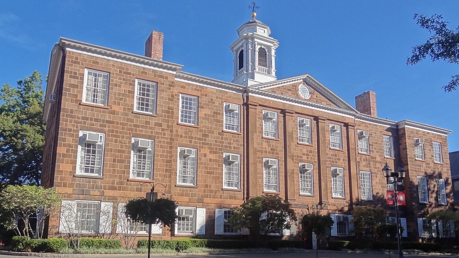 Old_Queens__New_Brunswick__NJ_-_looking_north__2014_hvlsu3