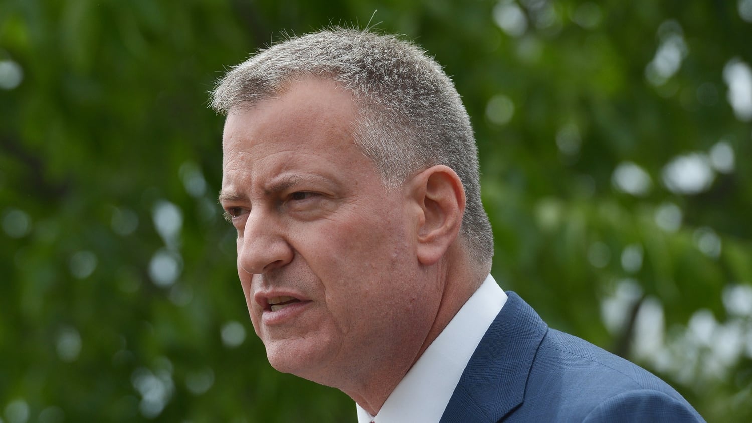 cheats/2015/08/24/de-blasio-guard-shot-with-pellet-gun/150824-deblasio-detail-cheat_dgwjfa