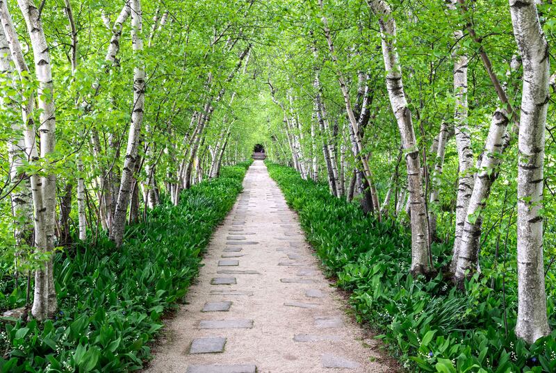 210716-gilded-age-palace-embed-gardenl-2_djinsy