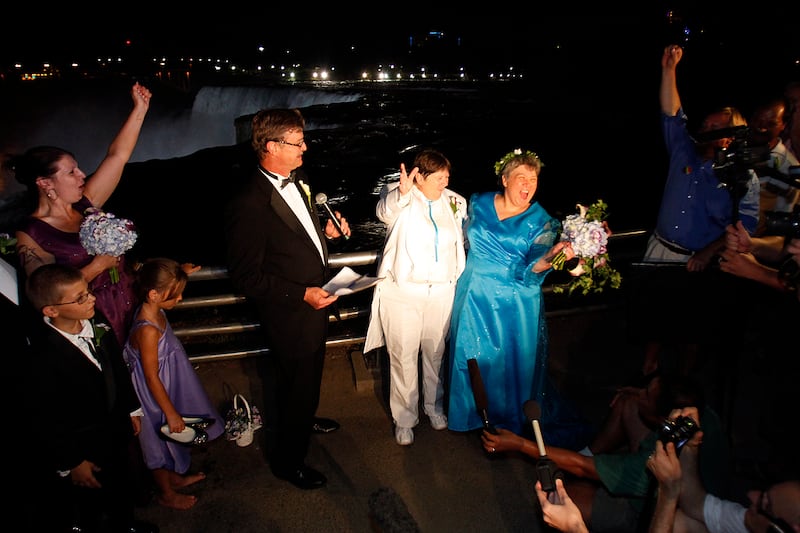 galleries/2011/07/24/new-york-gets-hitched/gay-marriage-legal-box_pbb1an