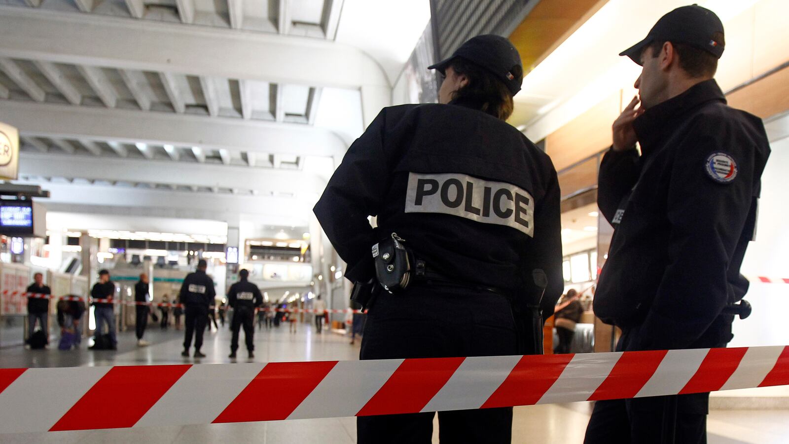 cheats/2013/05/26/french-solider-stabbed-in-paris/130526-Paris-cheat_ofyhdo