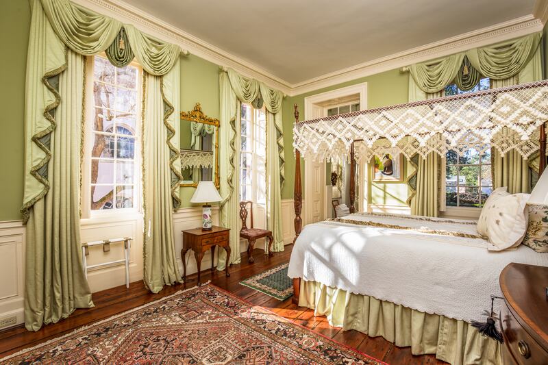 200220-mcnearney-omg-i-want-this-house-charleston-12_yqcvkp