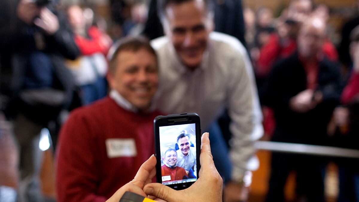 articles/2012/01/03/iowa-caucus-in-urbandale-8-proves-romney-s-suburban-stronghold/gop-contenders-campaign-in-iowa-romney-poses_huasru