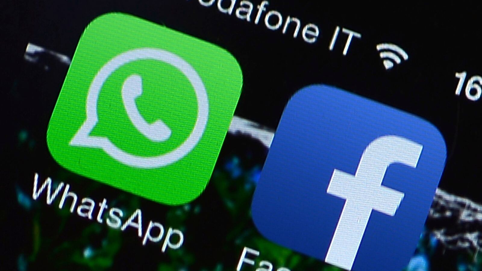 articles/2014/02/22/whatsapp-experiences-massive-outage-days-after-facebook-acquisition-internet-blames-zuckerberg/140220-whatsapp-cnbc-tease_qieqea