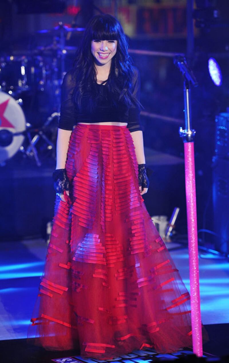 articles/2013/01/02/kim-kardashian-s-first-maternity-outfit-israel-s-new-skinny-model-ban/carly-rae-jepsen-nye-outfit_j3qiv7