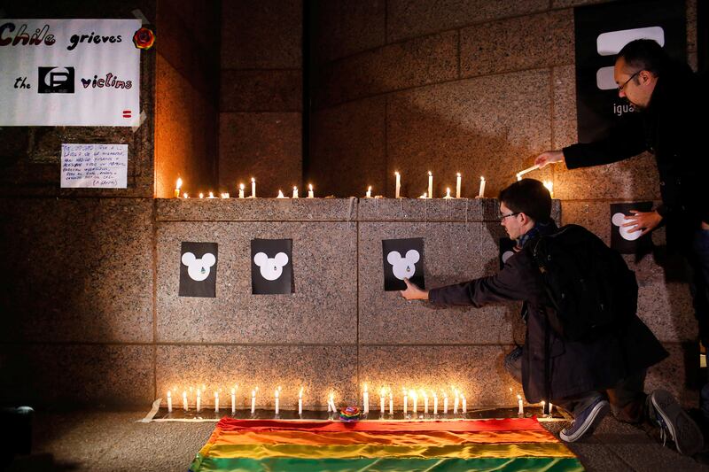 galleries/2016/06/13/mourning-orlando-s-mass-lgbt-murder/160613-orlando-memorials-09_ffl9xb