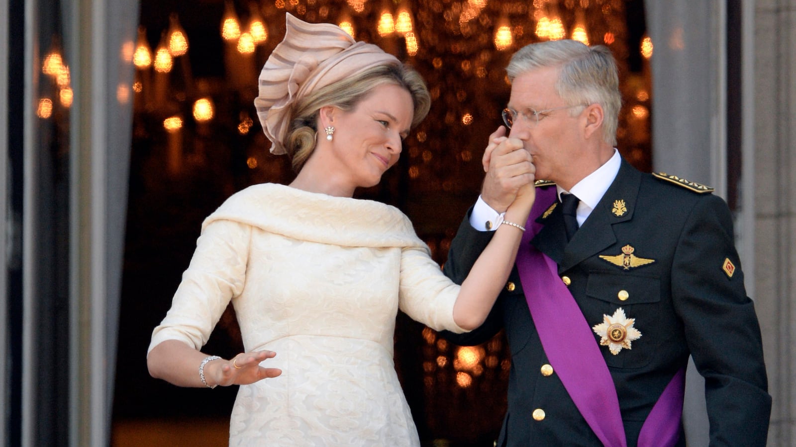 cheats/2013/07/21/belgium-s-king-albert-abdicates/132107-Belgium-waffle-King-cheat_ioloxr