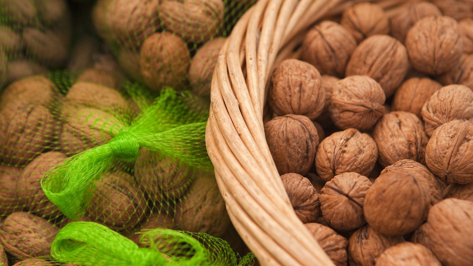 cheats/2013/11/09/meet-the-greediest-walnut-thieves/131107-weird-cheat-walnut_hsakkt