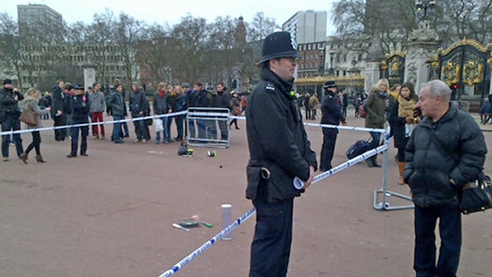 articles/2013/02/03/knife-wielding-man-tasered-outside-buckingham-palace/130203-buckingham-palace-knife-sykes-tease_q9hlbe