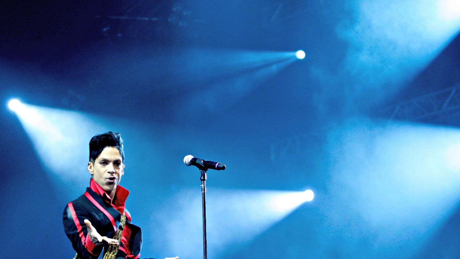 cheats/2016/05/10/man-claims-prince-is-father-requests-dna-test/160510-prince-dna-cheat_pygs7l