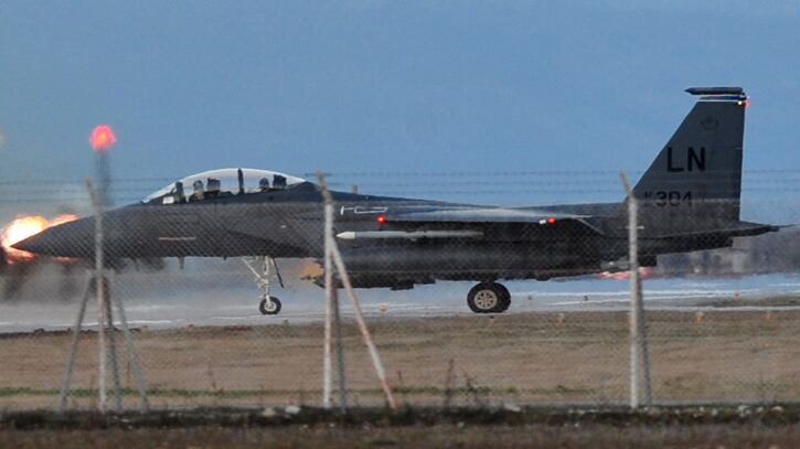 cheats/2011/12/29/u-s-to-sell-30m-in-f-15s/f-15-fighter-jet-saudi-arabia-cs_dkgetm