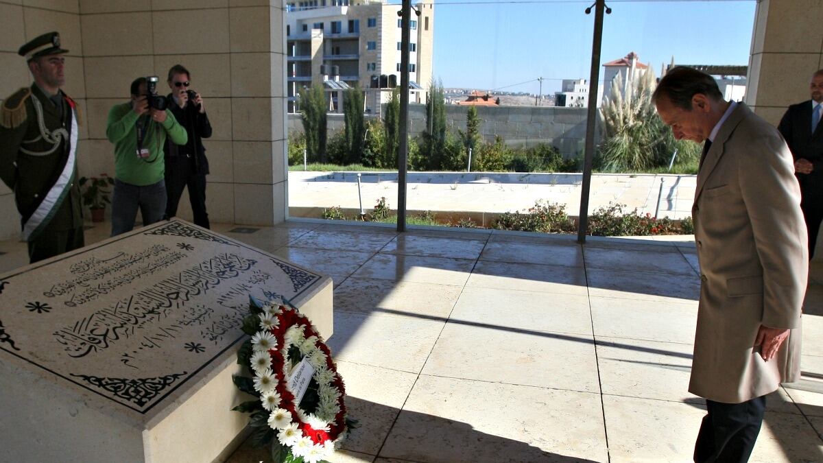 cheats/2012/10/30/arafat-s-body-to-be-exhumed/arafat-body-exhumed-cs_dqwcyy