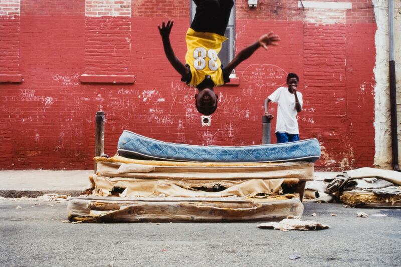 articles/2012/02/16/zoe-strauss-at-the-philadelphia-museum-of-art/zoe-strauss-daily-pic-gopnik_qsrtrv