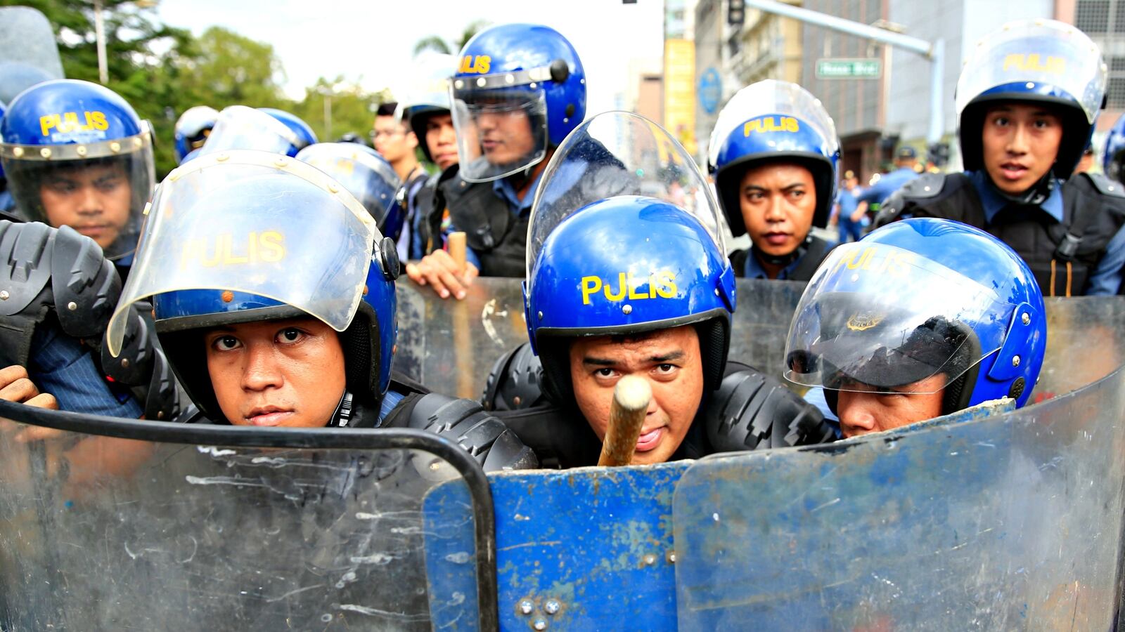 cheats/2016/11/01/u-s-halts-sale-of-26k-assault-rifles-to-philippines-cops/161101-philippines-cops-cheat_uv6lue