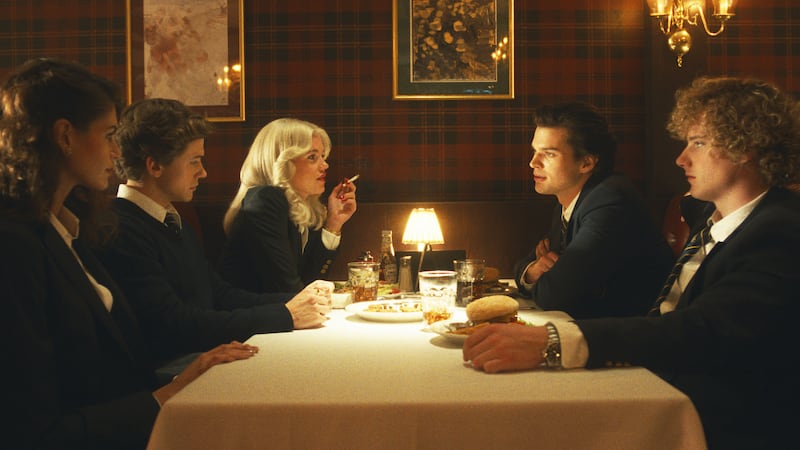 FX's The Shards -- "Don't You Want Me" -- Season 1, Episode 2 - (l-r) Kaia Gerber as Susan, Reynolds, Igby Rigney as Bret, Hayes Warner as Debbie, Schaffer, Homer Gere as Robert Mallory, and Graham Campbell as Thom Wright.