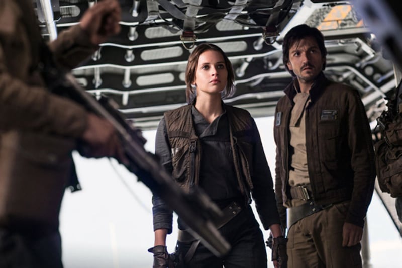 articles/2016/12/01/holiday-movie-preview-rogue-one-la-la-land-and-other-films-to-help-take-your-mind-off-trump/161130-fall-movies_10_ROGUE_ONE_-_LUCAS_FLLMS_hu5wyu