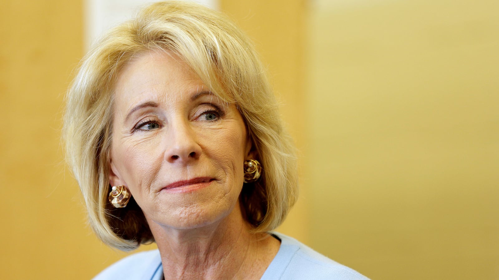 articles/2017/05/11/why-did-bethune-cookman-invite-betsy-devos-in-the-first-place/170510-pitner-devos-tease_nbxfln