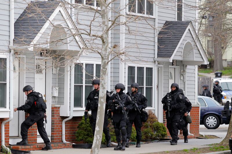 galleries/2013/04/19/boston-marathon-bombers-pre-dawn-manhunt-photos/130419-manhunt-door_fqbijt