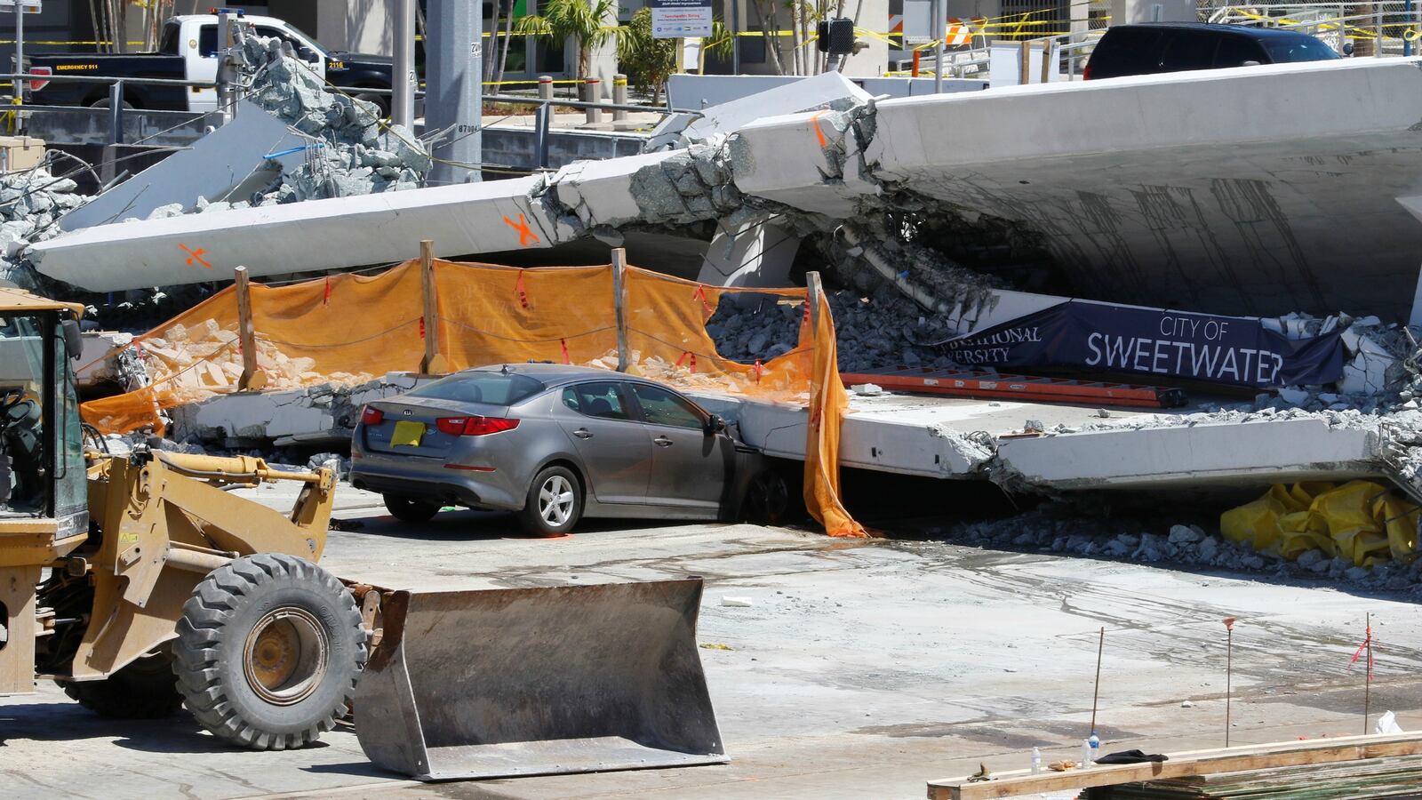 180317-florida-bridge-cracks-meeting-cheat_g3gscx