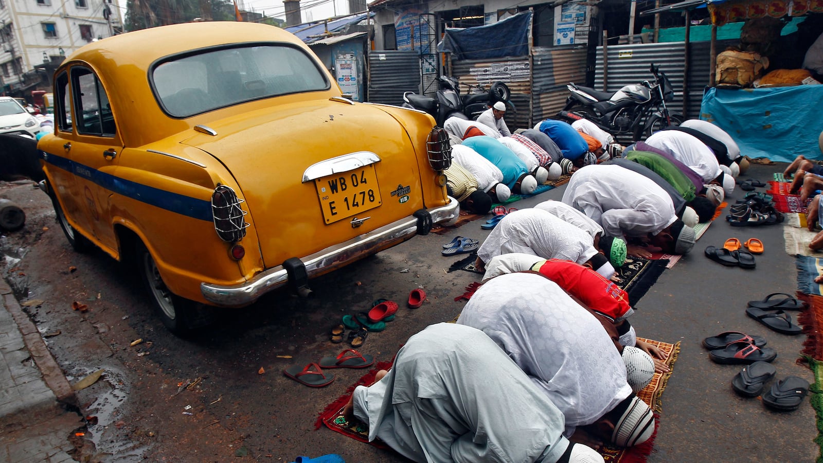 articles/2014/10/10/after-maher-affleck-we-need-an-honest-and-calm-dialogue-on-islam/141008-obeidallah-muslims-tease_twdlw2