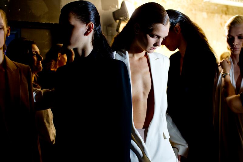 galleries/2011/10/06/backstage-paris-fashion-week-photos/backstage-paris-fashion-week-20_w0joui