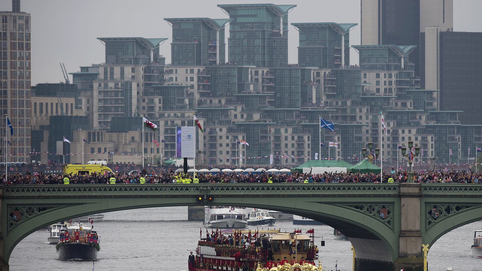 cheats/2012/06/06/calls-for-jubilee-inquiry/queen-jubliee-bridge-incident-cheat_odocro