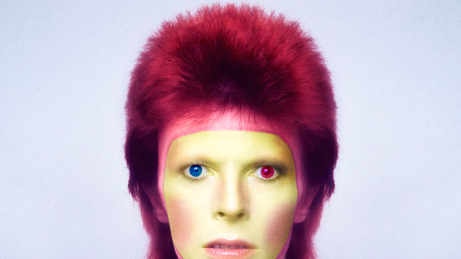 galleries/2013/01/09/david-bowie-s-eclectic-fashion-over-the-years-photos/david-bowie-tease_cedxcf