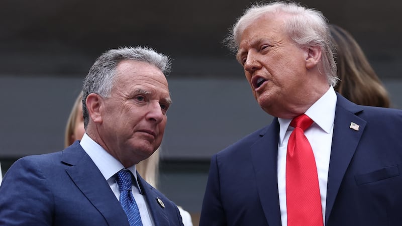 US President Donald Trump (R) speaks with special envoy Steve Witkoff
