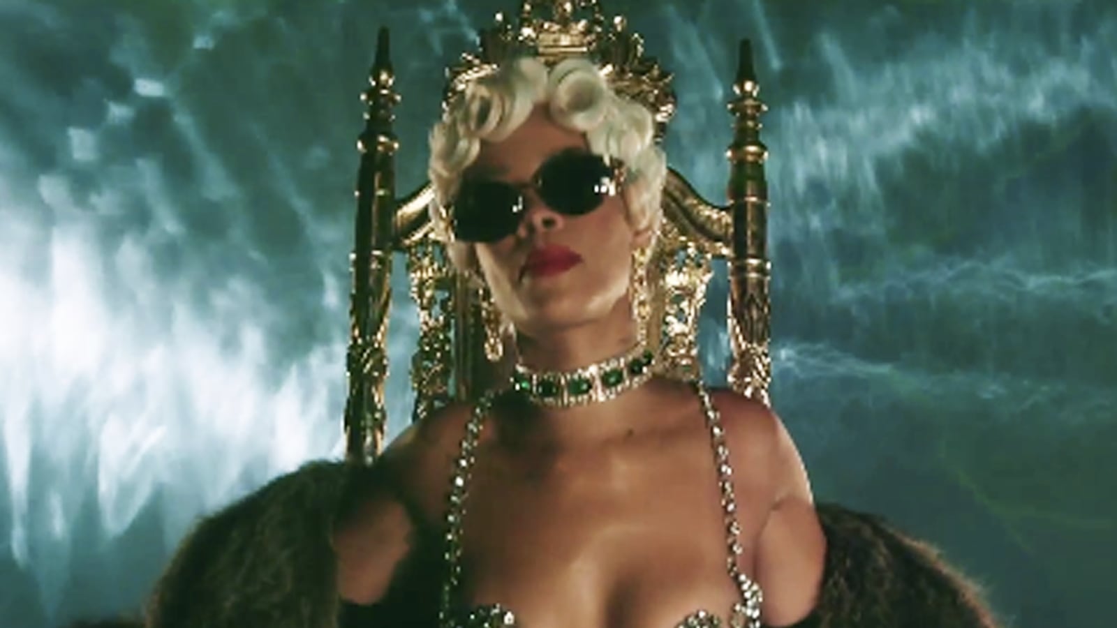 articles/2013/10/02/rihanna-teaches-miley-cyrus-how-to-twerk-in-sexy-new-video-for-pour-it-up/131002-stern-riri-tease_gxbiwb