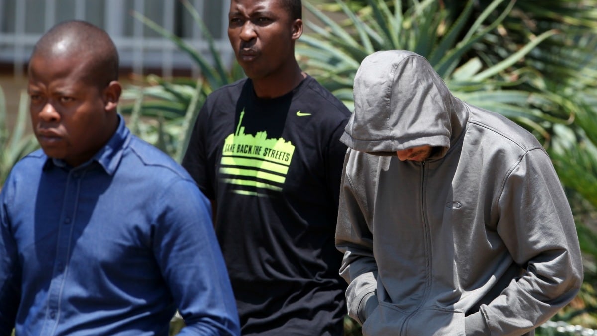 cheats/2013/02/14/pistorius-kept-guns-in-bedroom/pistorius-guns-cheat_kkfzxv