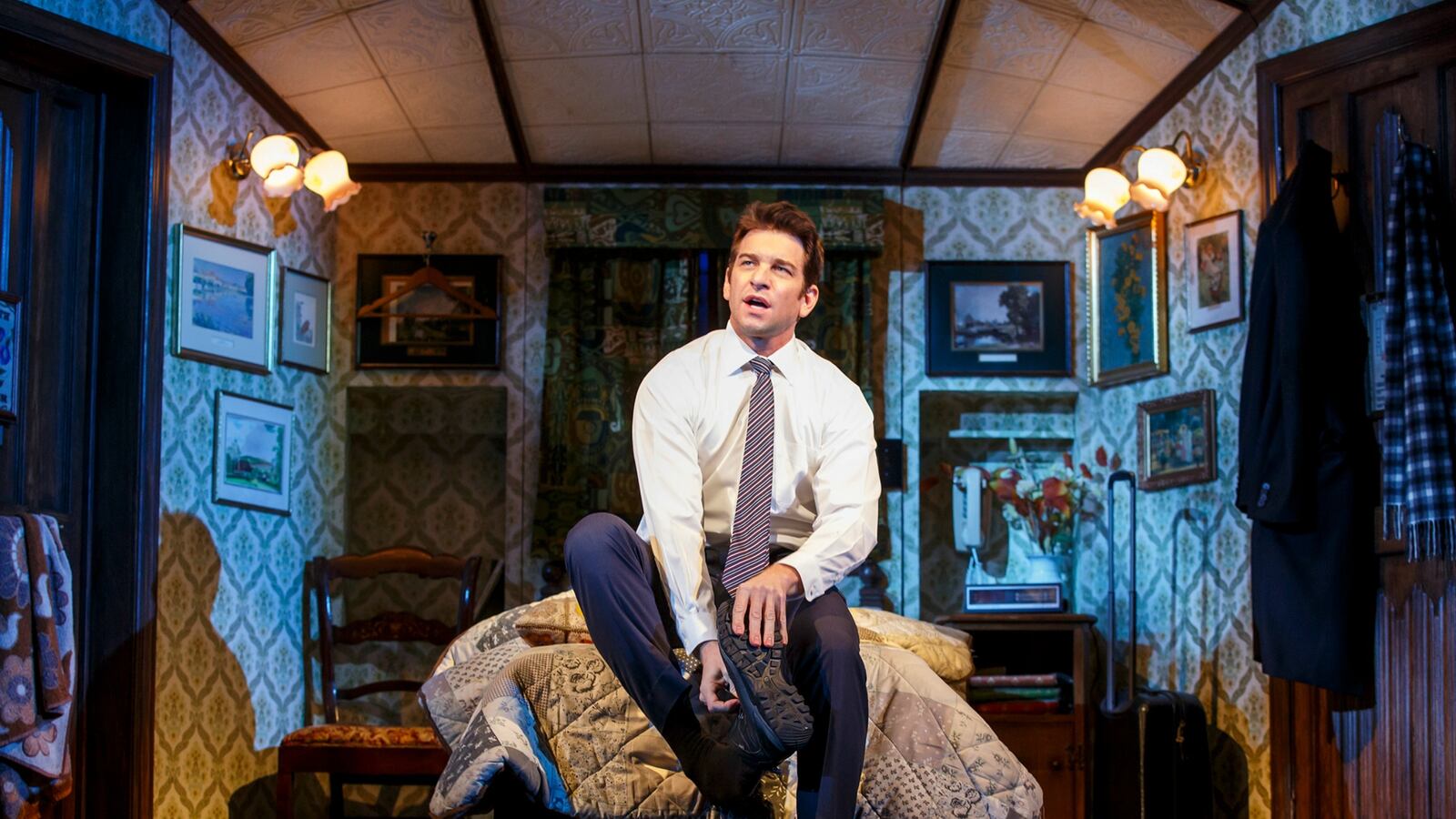 articles/2017/04/15/broadway-star-andy-karl-injured-during-groundhog-day-performance/170415-teeman-tease_l52znz