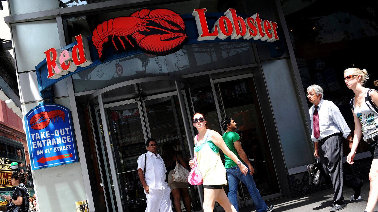 cheats/2014/05/16/drowning-red-lobster-sold-for-2b/140516-red-lobster-tease_i06ht1