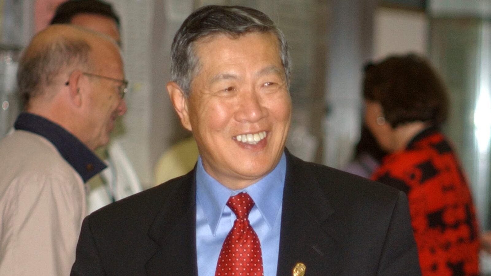 Dr. Henry Lee, a DNA specialist, arrives for Los Angeles Lakers basketball star Kobe Bryant’s pretrial hearing at the Eagle County Justice Center in Eagle, Colorado, June 22, 2004.