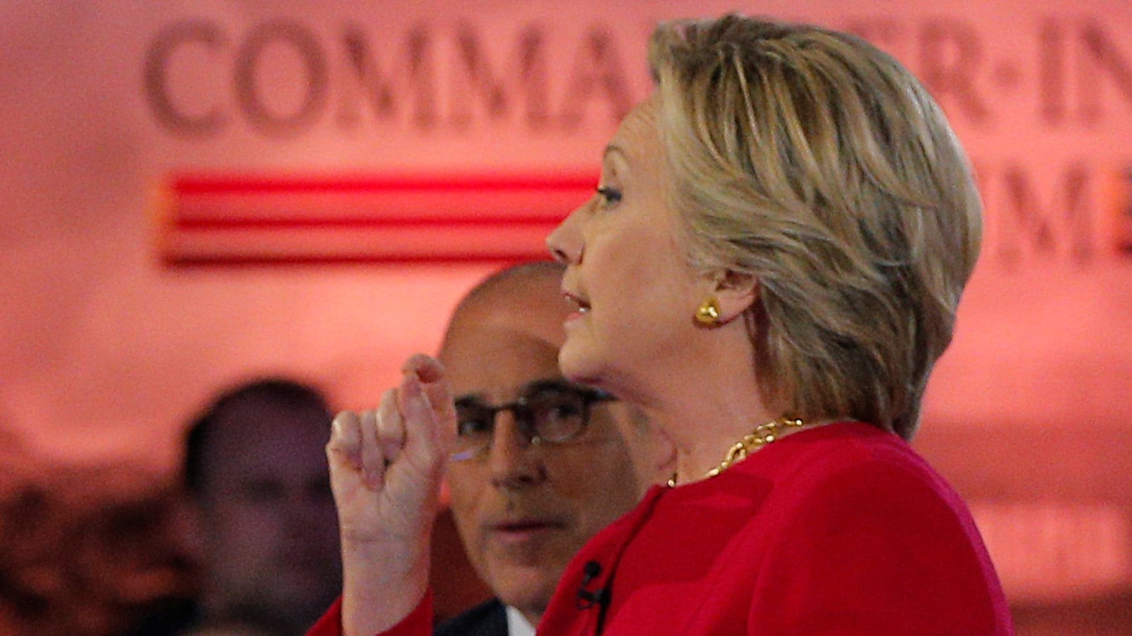 articles/2016/09/08/hillary-clinton-did-not-wear-an-earpiece-here-are-close-up-pictures-to-prove-it/160908-collins-hillary-clinton-tease_vij4or