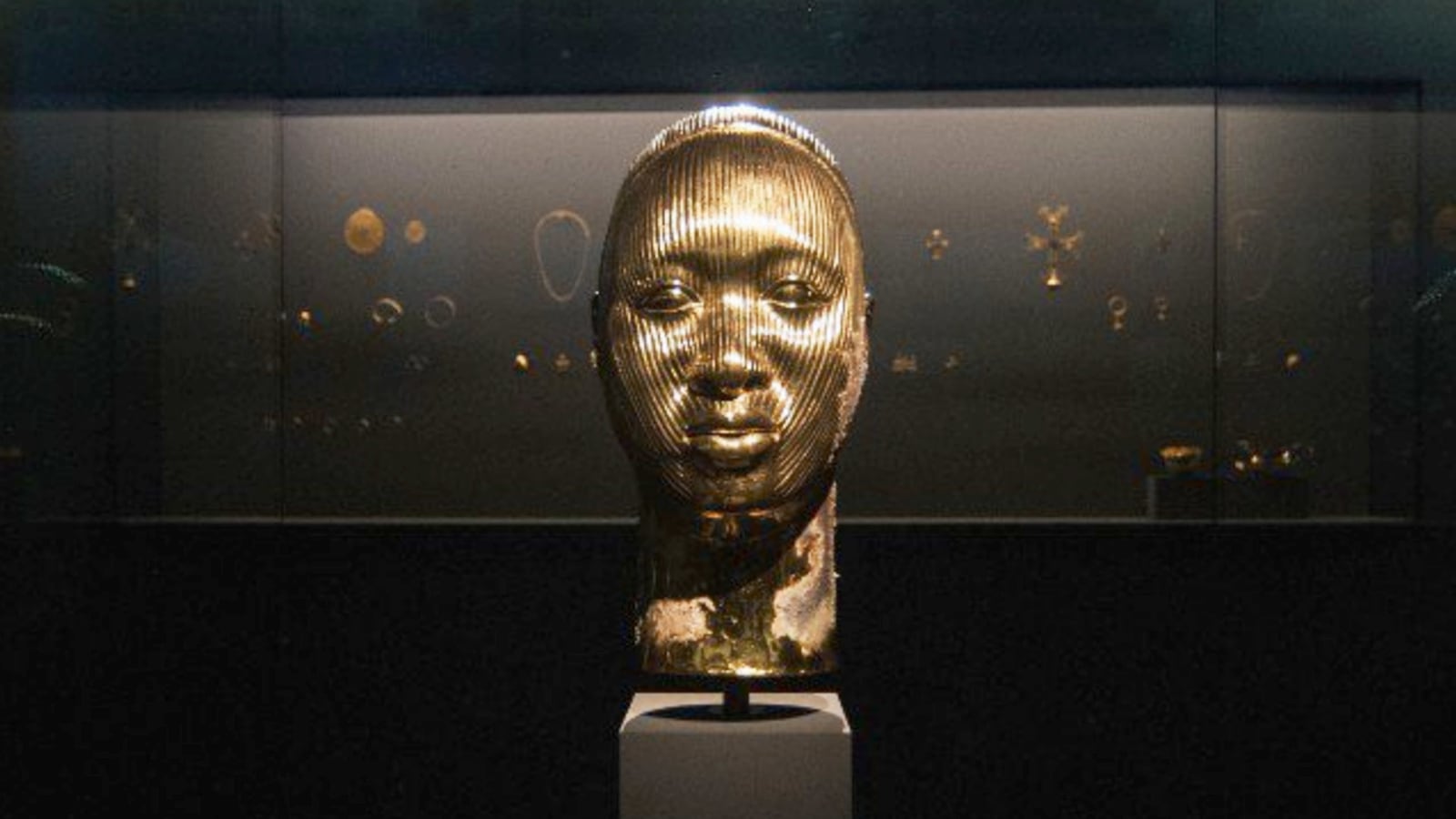 articles/2017/05/11/did-damien-hirst-steal-nigerian-culture-to-make-his-art/170511-Crocker-Damien-Hirst-venice-biennale-tease_tazcfw