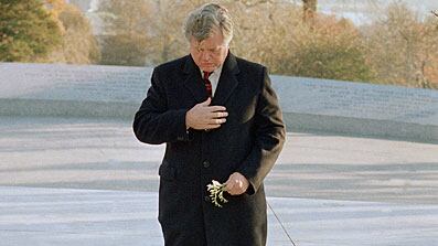 cheats/2009/08/26/ted-will-be-buried-with-brothers/kennedy-grave_rlgjpq