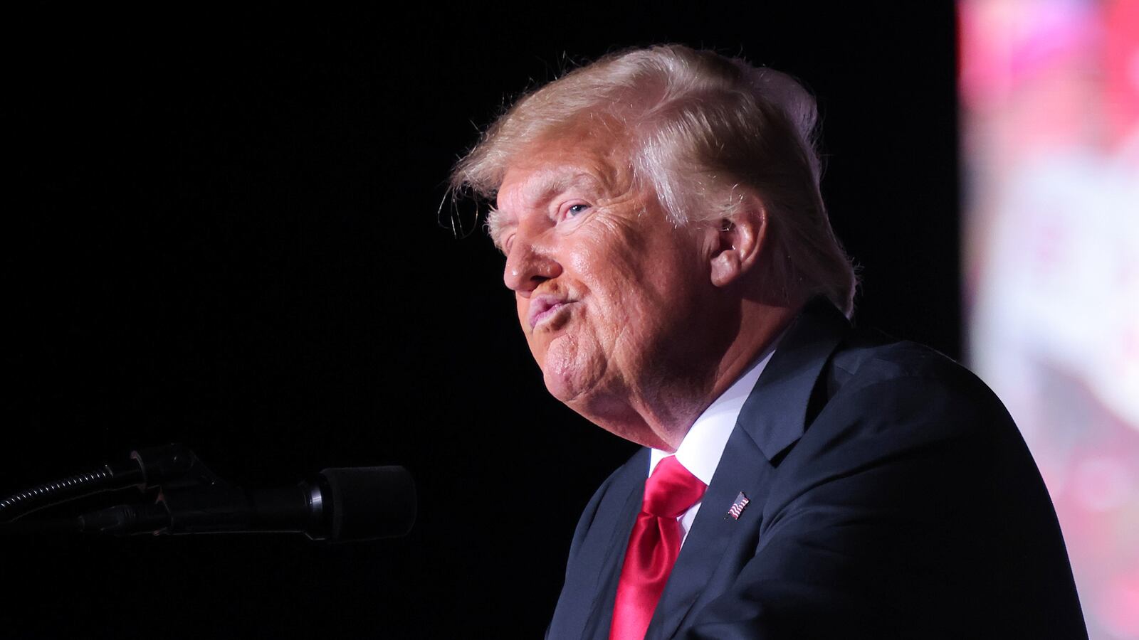 2021-09-26T023406Z_160538055_RC21XP9PLM9F_RTRMADP_3_USA-TRUMP_2_ojjek9